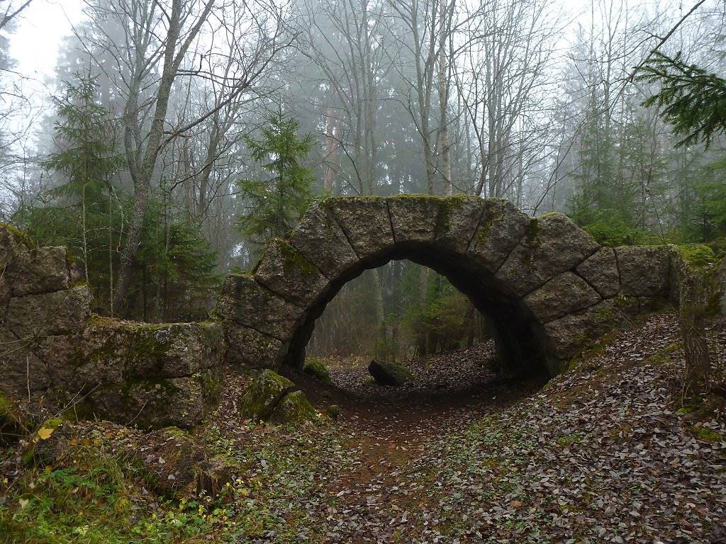 Каменная арка в парке Суур-Мерийоки